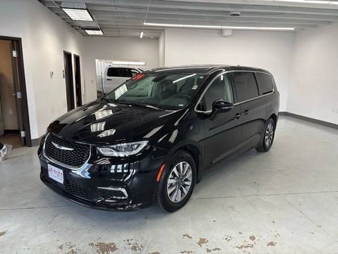 Used 2024 Chrysler Pacifica Limited FWD image 3