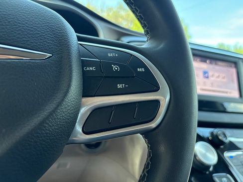 Used 2022 Chrysler Voyager LX FWD image 15