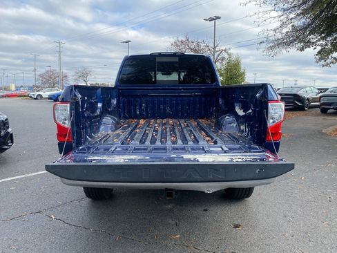 Used 2018 Nissan Titan SV image 7