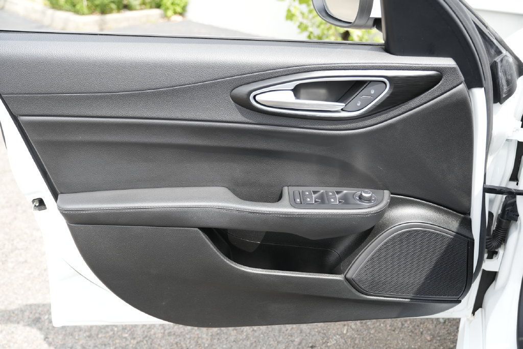 Used 2017 Alfa Romeo Giulia AWD image 18