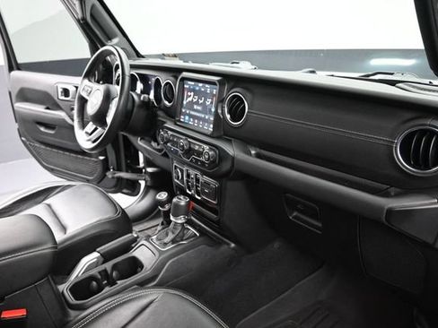 Used 2022 Jeep Wrangler Unlimited Sahara w/ Cold Weather Group AWD/4WD image 17