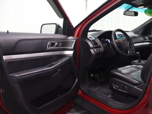 Used 2017 Ford Explorer XLT w/ Equipment Group 202A FWD image 11