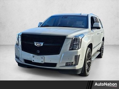 Used 2017 Cadillac Escalade Luxury image 1