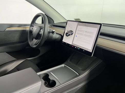 Used 2025 Tesla Model Y Long Range image 33