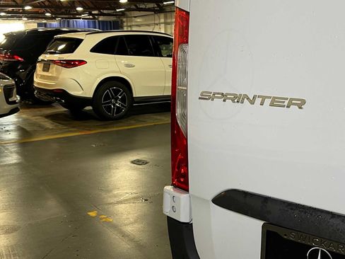 Used 2024 Mercedes-Benz Sprinter 2500 image 14