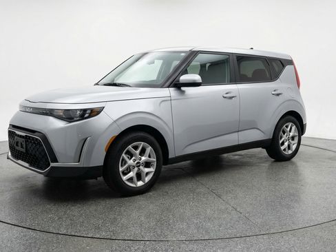 Used 2025 Kia Soul LX w/ LX Technology Package FWD image 3