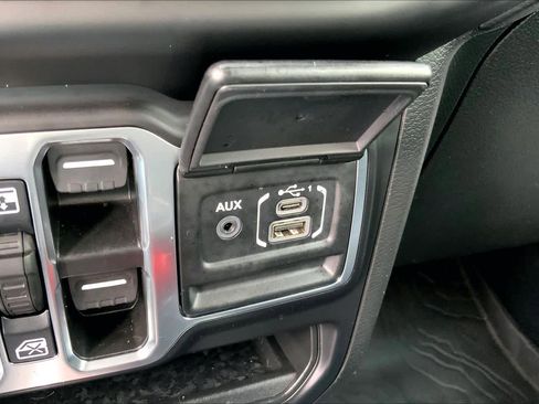 Used 2022 Jeep Wrangler Unlimited Sahara w/ LED Lighting Group AWD/4WD image 31