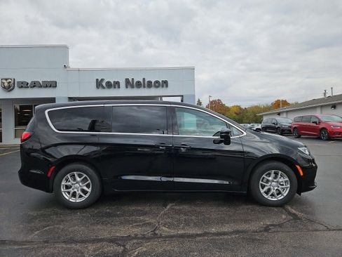 New 2026 Chrysler Pacifica Select image 14