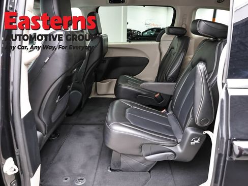 Used 2023 Chrysler Pacifica Touring-L FWD image 22