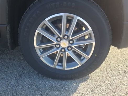 Used 2023 Chevrolet Traverse LT image 8