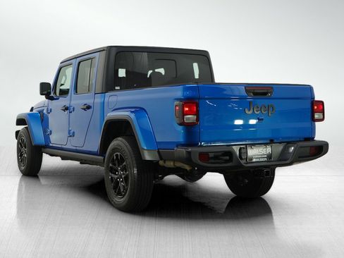 Used 2023 Jeep Gladiator Sport image 3