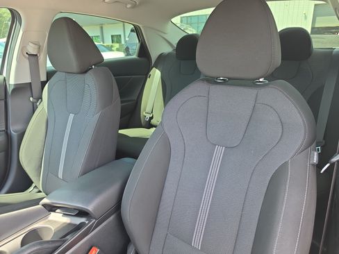 Used 2025 Hyundai Elantra SE FWD image 21