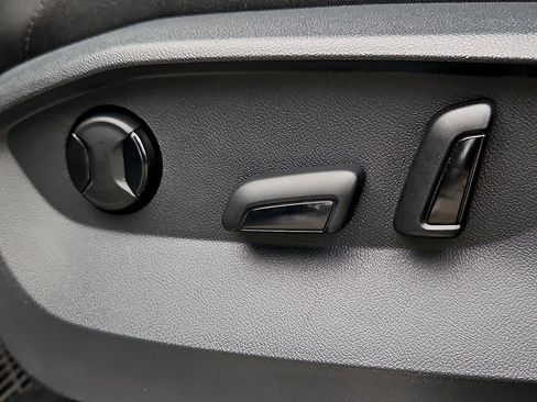 Certified 2022 Volkswagen Tiguan SE R-Line image 28