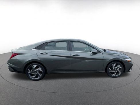 Used 2025 Hyundai Elantra SEL image 16
