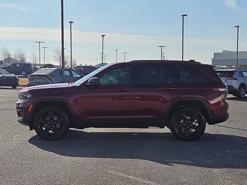 Used 2023 Jeep Grand Cherokee Altitude image 3
