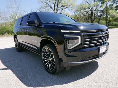 Used 2025 Chevrolet Suburban High Country AWD/4WD image 4