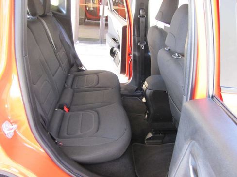 Used 2020 Jeep Renegade Latitude w/ Popular Equipment Group image 19