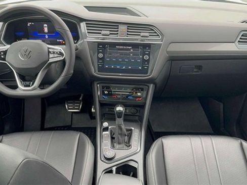 Used 2022 Volkswagen Tiguan SE R-Line image 12