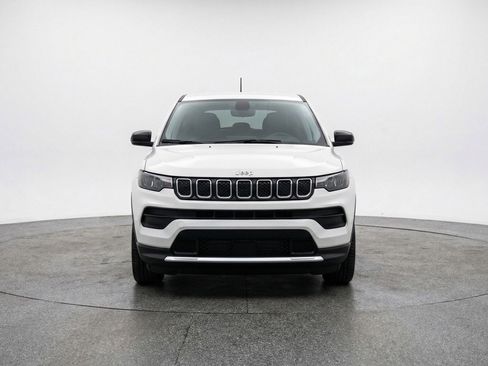 Used 2025 Jeep Compass Latitude image 2