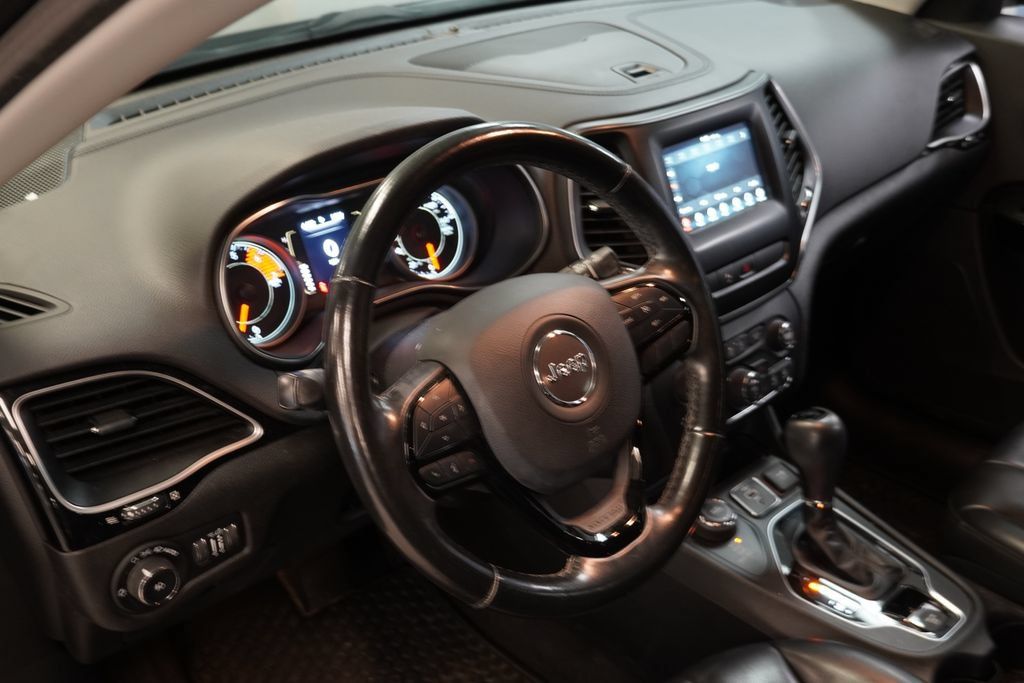Used 2019 Jeep Cherokee Latitude Plus AWD/4WD image 6