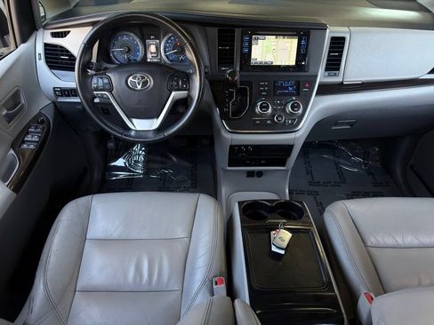 Used 2017 Toyota Sienna XLE Premium FWD image 8