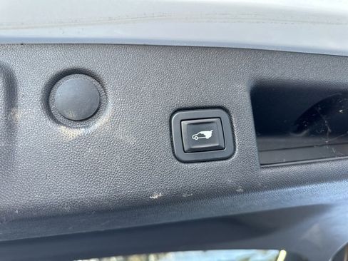 Used 2018 Chevrolet Equinox Premier image 16