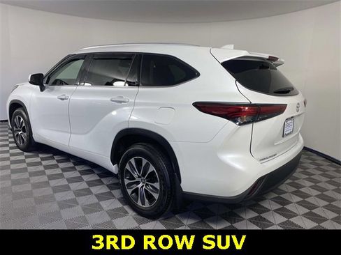 Used 2022 Toyota Highlander XLE image 6