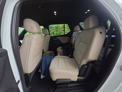 Used 2022 Chevrolet Traverse LT w/ LT Premium Package FWD image 10
