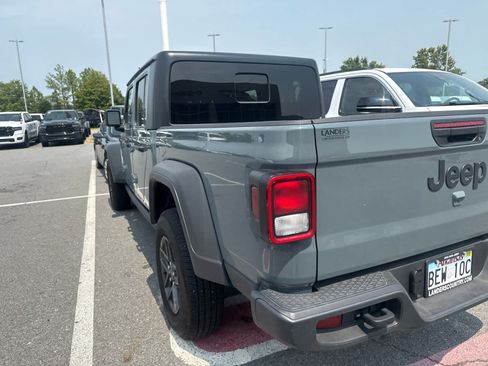 Used 2025 Jeep Gladiator Sport AWD/4WD image 4