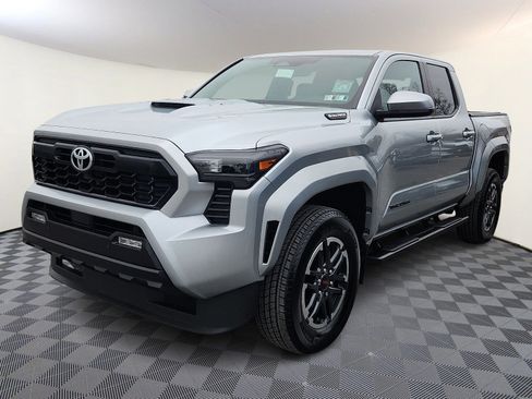 Used 2024 Toyota Tacoma TRD Sport w/ TRD Sport Upgrade Package image 3