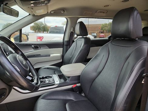 Used 2023 Kia Carnival LX image 7