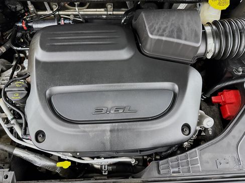 Used 2024 Chrysler Pacifica Touring-L FWD image 37