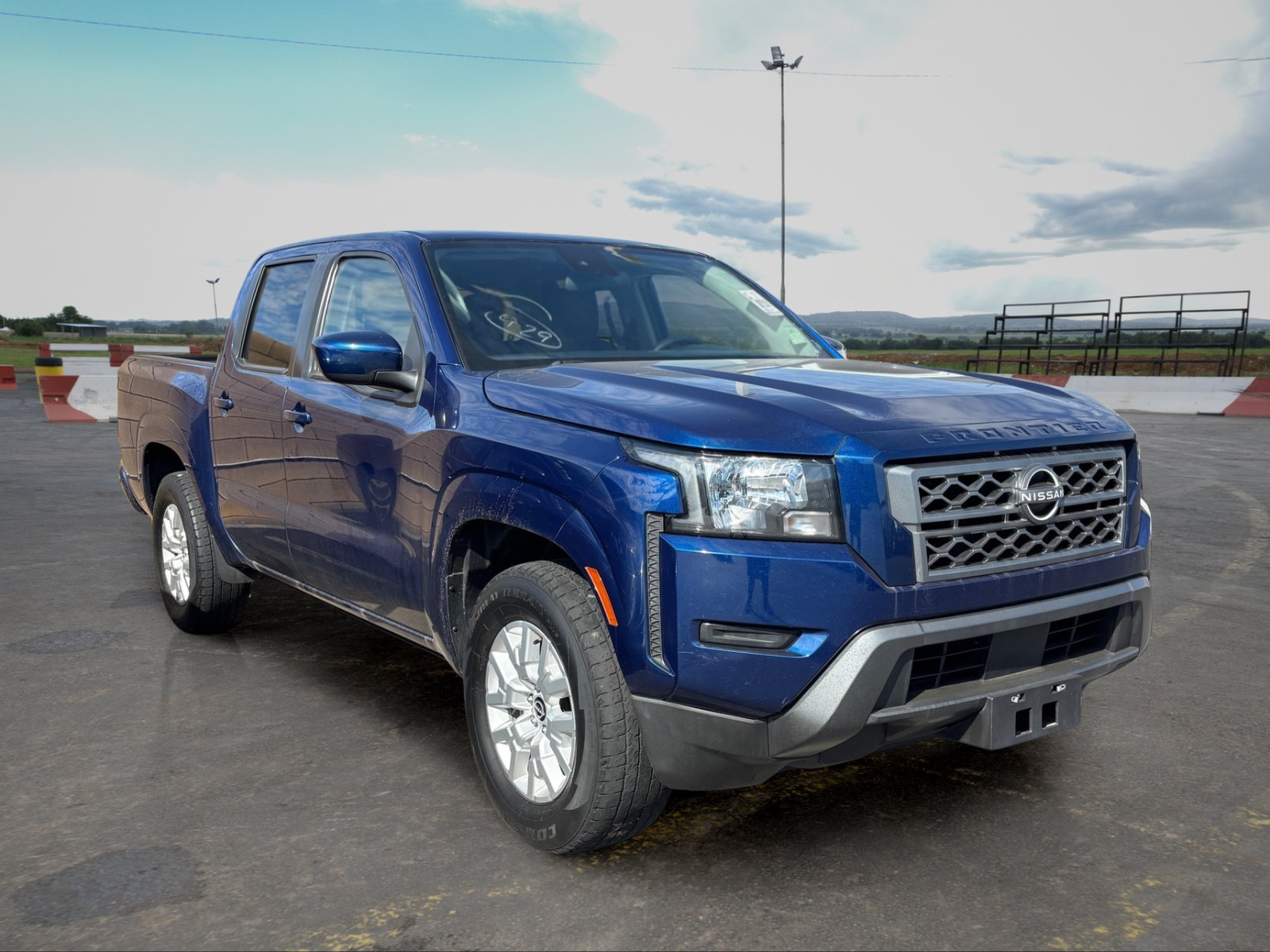 Used 2022 Nissan Frontier SV RWD image 2