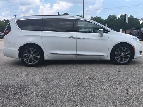 Used 2020 Chrysler Pacifica Limited w/ Tire & Wheel Group FWD image 5