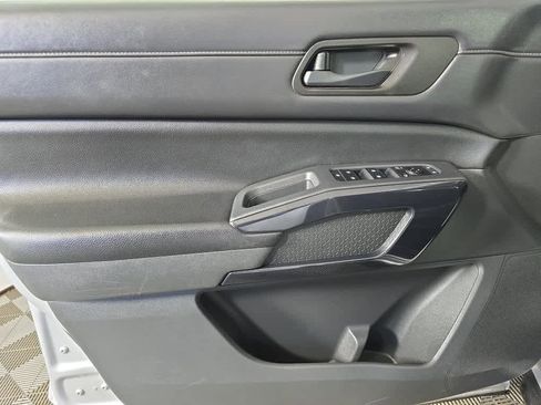 Used 2023 Nissan Pathfinder S image 25