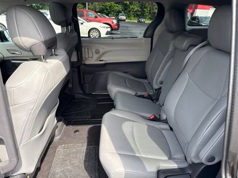 Used 2023 Toyota Sienna XLE FWD image 13
