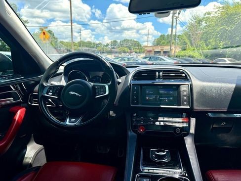 Used 2017 Jaguar F-PACE R-Sport image 22