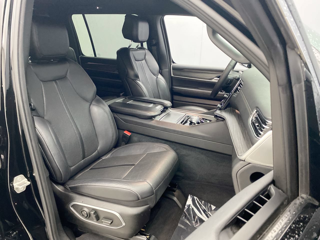 Used 2024 Jeep Wagoneer L Series II w/ Flexible Seating Group AWD/4WD image 23