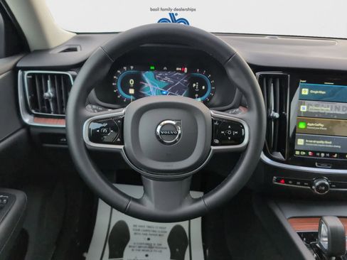 Used 2025 Volvo V60 B5 Cross Country Plus image 13