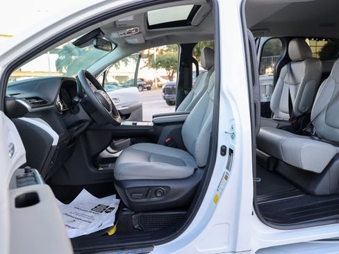 Certified 2026 Toyota Sienna XLE FWD image 31