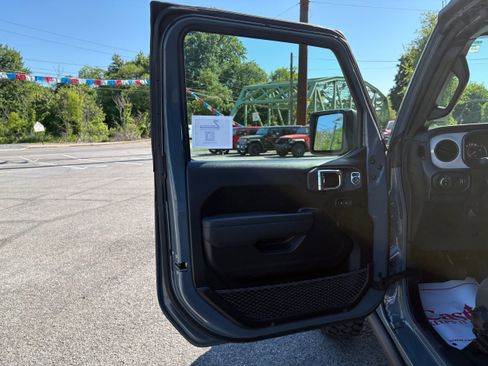 Used 2025 Jeep Gladiator Sport AWD/4WD image 13