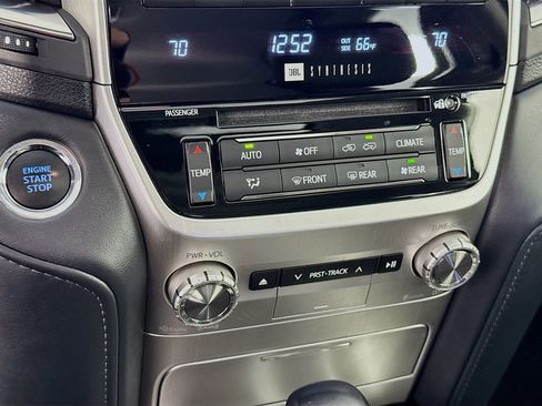 Used 2019 Toyota Land Cruiser image 21
