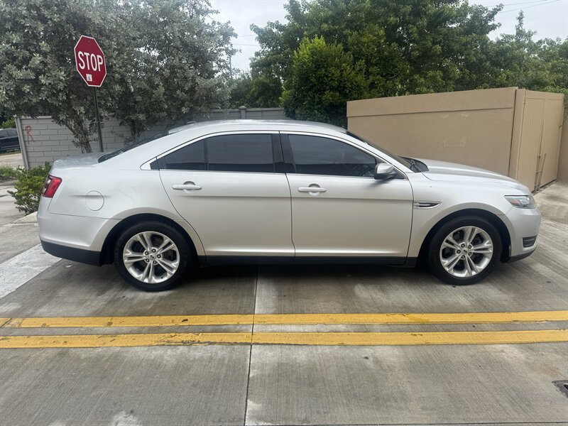 Used 2017 Ford Taurus SEL FWD image 4
