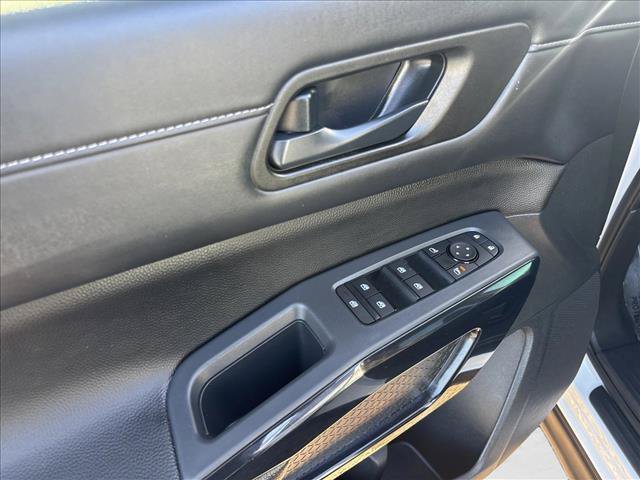 Used 2026 Nissan Pathfinder SV FWD image 12