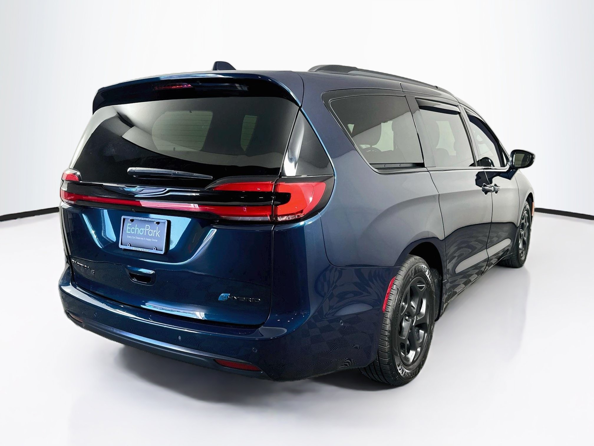 Used 2021 Chrysler Pacifica Touring-L w/ Uconnect Theater Family Group FWD image 9