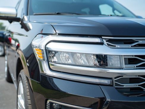 Used 2024 Ford Expedition Platinum image 4