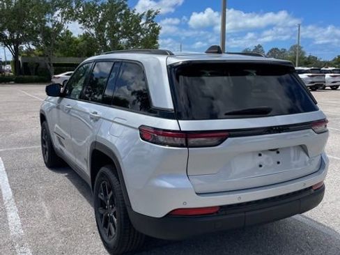 Used 2024 Jeep Grand Cherokee Altitude image 2