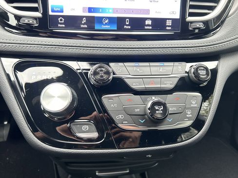 New 2026 Chrysler Pacifica Select image 26