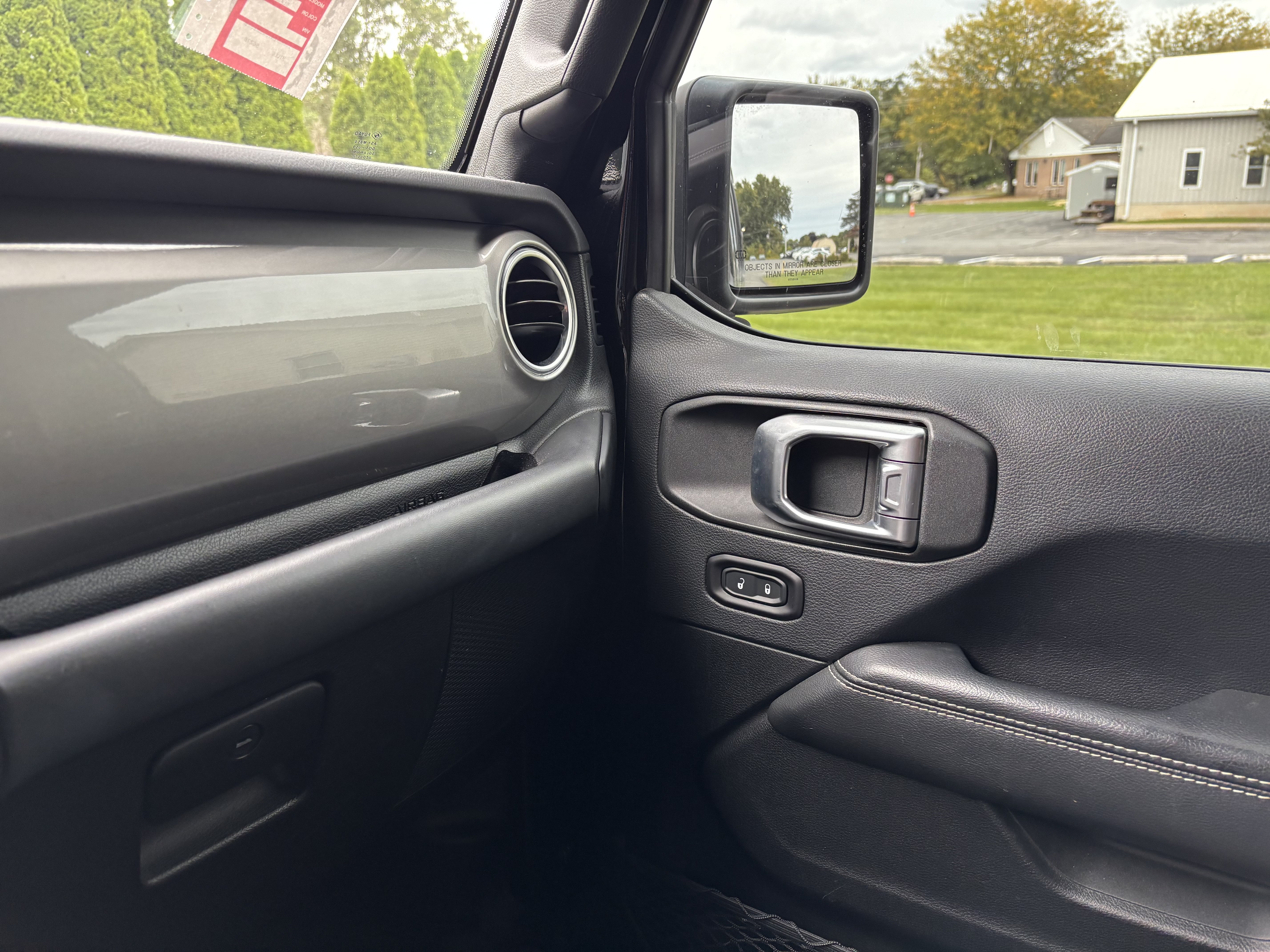 Used 2018 Jeep Wrangler Unlimited Sahara AWD/4WD image 23