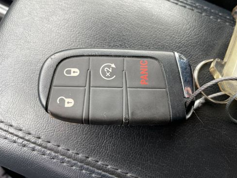 Used 2025 Jeep Compass Limited image 25